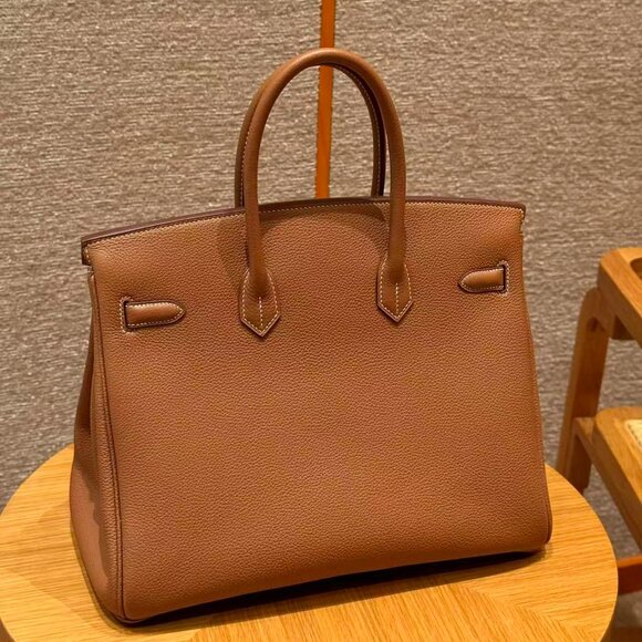 Classic Hermes Bag: A Stylish and Versatile Choice for Elegance - Picture 3 of 6